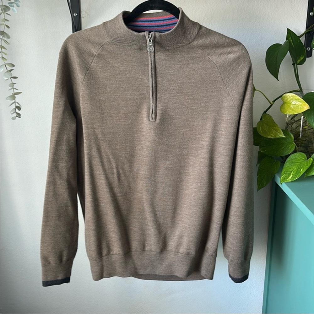 G fore QUARTER ZIPPER TOP. Size M. Fits smaller/slim